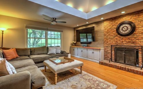 55 Mtn Brk Rd, North Haven CT 06473-1019 exterior