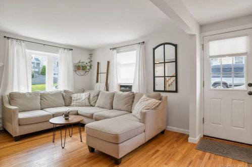 11 Claremont Ave, Enfield CT 06082-3727 exterior