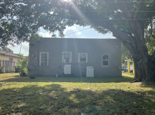 1109 Colonial Rd, Fort Pierce FL 34950-5068 exterior