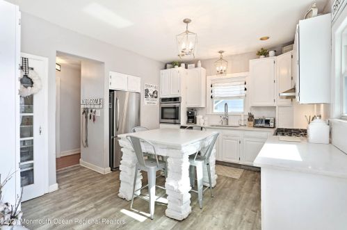 30 Broadway, East Freehold NJ 07728-1813 exterior