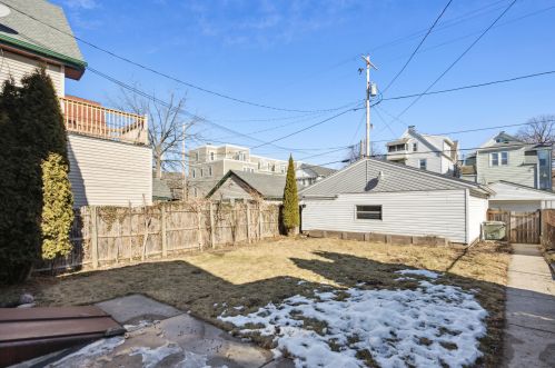 1672 Cass St, Milwaukee WI  53202-2053 exterior