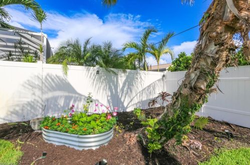 229 Mentor Dr, Naples FL 34110-1348 exterior