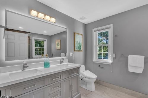 41 Heinrick Way, Bridgewater NJ 08807-5660 exterior