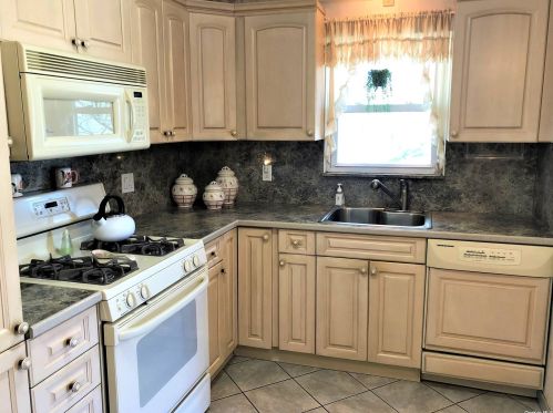 20 Wallace Ct, Valley Stream, NY 11580-5521