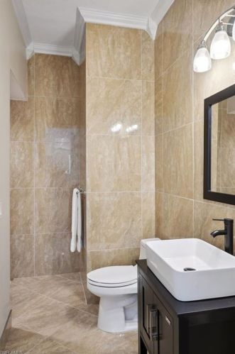 5811 Hidden Oaks Ln, Naples FL 34119-1140 exterior