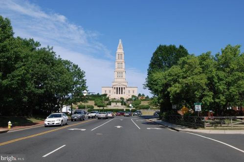 5902 Mount Eagle Dr, Alexandria VA 22303-2513 exterior