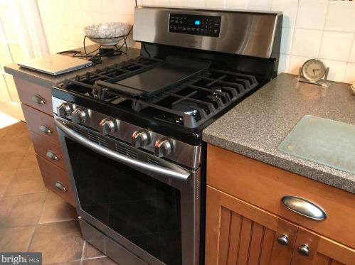 912 Catharine St, Philadelphia PA 19143-2624 exterior