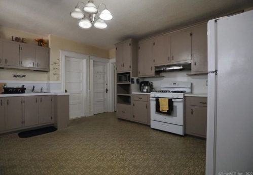 323 Oak St, New Britain CT 06051-1213 exterior