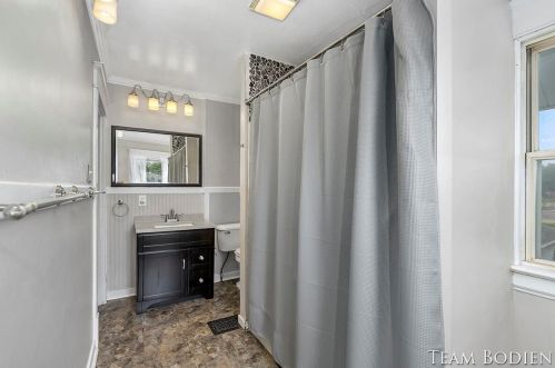 629 Leonard St, Grand Rapids MI 49503-1135 exterior