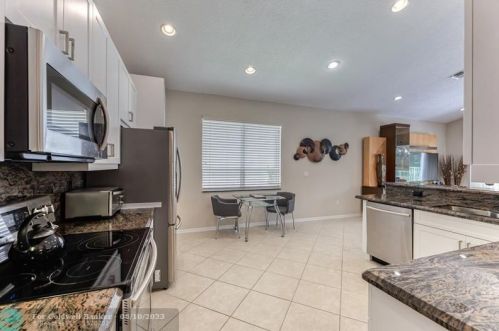 7948 Lando Ave, Boynton Beach FL 33437-6359 exterior