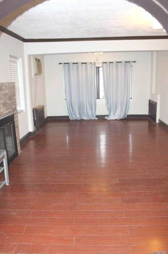 39 Waldinger St, Valley Stream NY 11580-3806 exterior