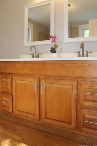 275 Main St, Windsor Locks CT 06096-0025 exterior