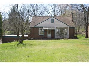 5500 Eastview Dr, Cleveland OH  44131-6032 exterior