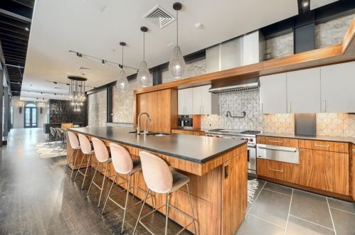 811 Congress Ave, Austin TX  78701-2425 exterior