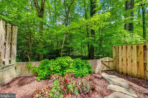 1537 Chatham Colony Ct, Herndon VA 20190-4203 exterior