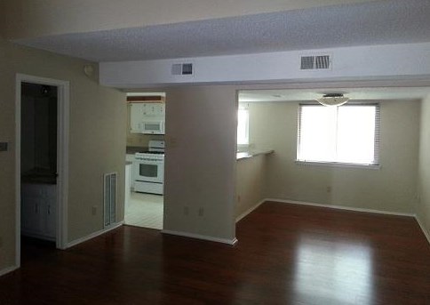 9719 Anderson Village Dr, Austin TX  78729-2701 exterior