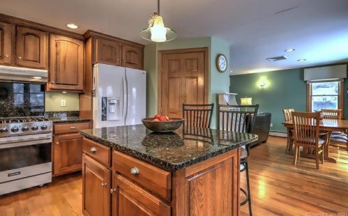 26 Chapel St, Milford CT 06460-7922 exterior