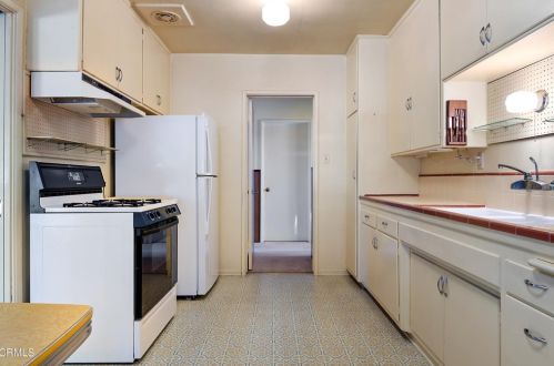 1113 Beverly Dr, Oxnard CA 93030-4813 exterior