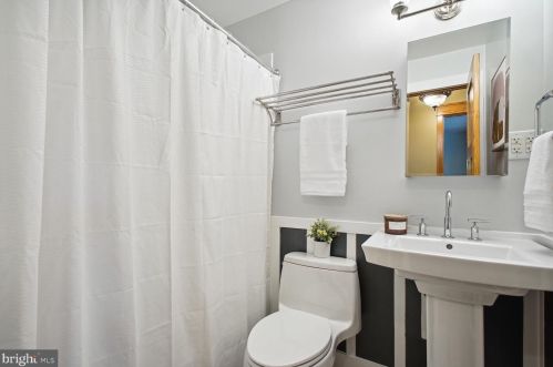 5602 Justis Pl, Alexandria VA 22310-1325 exterior