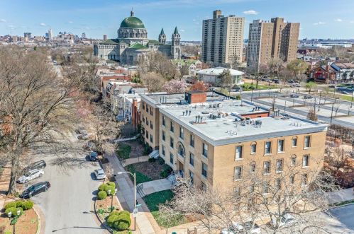 4496 Maryland Ave, Saint Louis MO 63108-2448 exterior