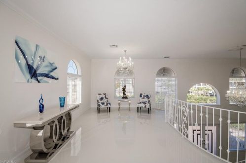 9980 Vanderbilt Dr, Naples FL 34108-2170 exterior