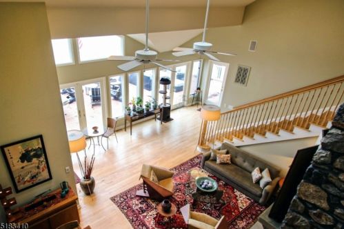 7 Elba Ave, Hopatcong NJ  07843-1807 exterior