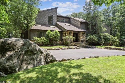 2 Pinewood Ter, Kinnelon, NJ 07405-2186