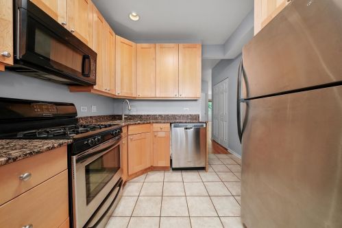 6831 Greenview Ave, Chicago, IL 60626-4293