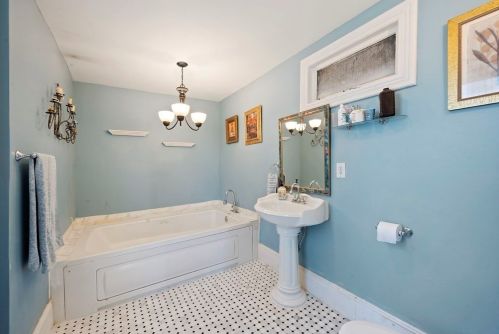 346 Maple St, Springfield MA 01105-1953 exterior