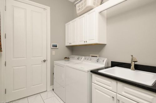 7403 Lantana Cir, Naples FL 34119-9704 exterior