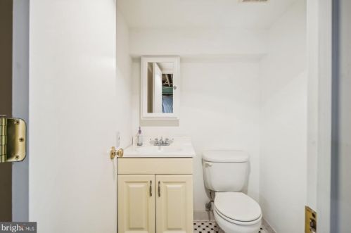 2417 Davis Ave, Alexandria VA  22302-3209 exterior