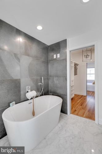 1009 Greenwich St, Philadelphia PA 19147-6409 exterior