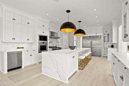 32 Meadowcroft Ln, Greenwich CT 06830-3823 exterior