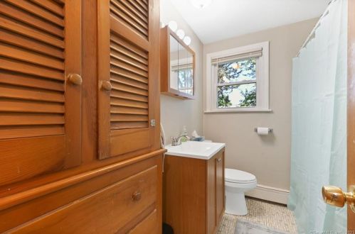 59 Neelans Rd, Enfield CT 06082-5734 exterior