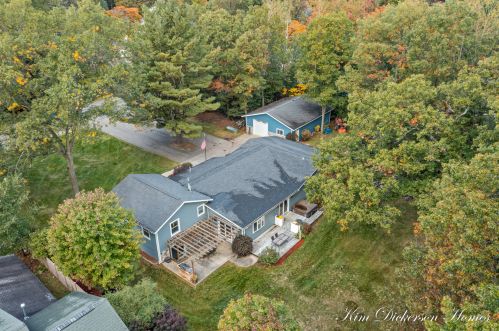 1404 Wolf Lake Rd, Meskegon MI 49442-1948 exterior