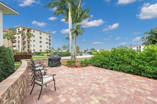 53 High Point Cir, Naples FL 34103-4282 exterior