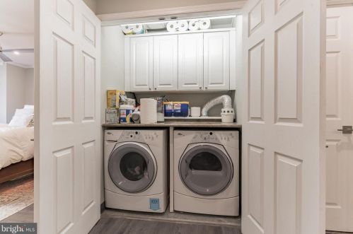 241 6th St, Philadelphia PA 19106-3723 exterior