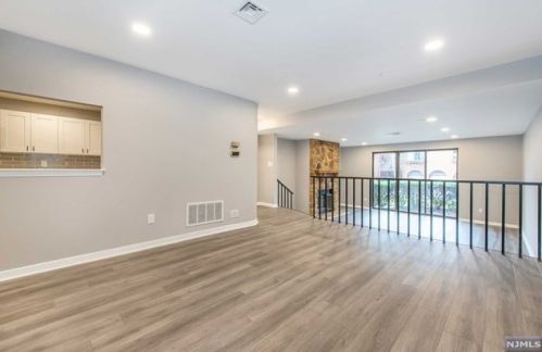 5 London Ct, Teaneck NJ 07666-6488 exterior