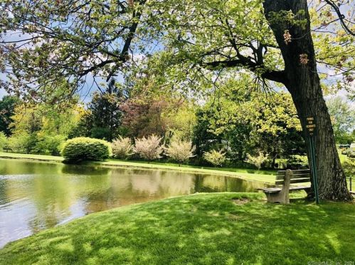 186 Metacomet Dr, Meriden CT 06450-3571 exterior