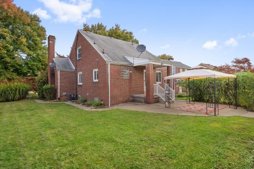 116 Hilglor Dr, Pittsburgh, PA 15209-1432