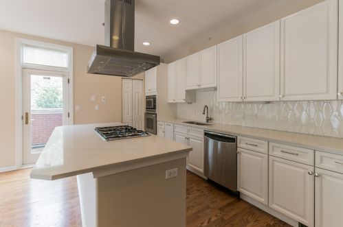 2014 Lincoln Ave, Chicago IL 60614-4598 exterior