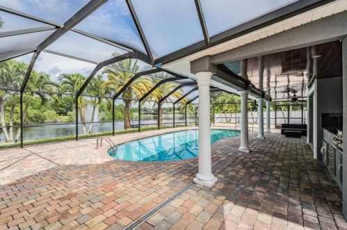 8201 Kirkwood Dr, Tampa FL  33634-2238 exterior