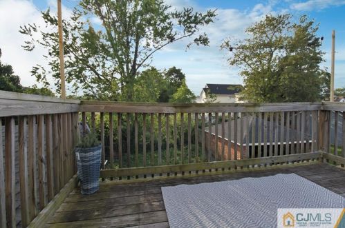 20 Silver Lk Ave, Edison NJ 08817-5248 exterior