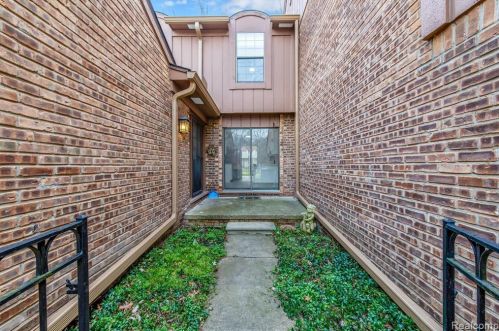 1868 Christy Ct, Rochester, MI 48309-3327