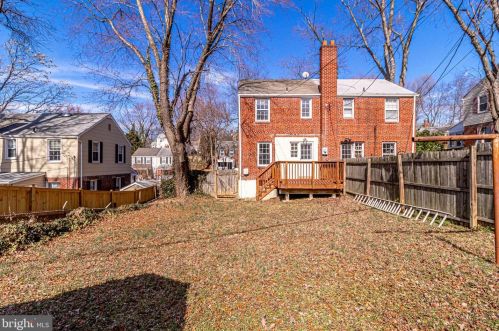 2701 Farmington Dr, Alexandria VA 22303-1315 exterior