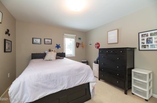 1360 Crooked Lk Dr, Kalamazoo MI 49009-8950 exterior