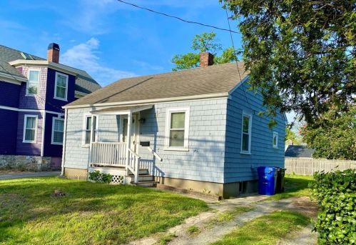 93 2nd St, Middletown, RI 02840-1549