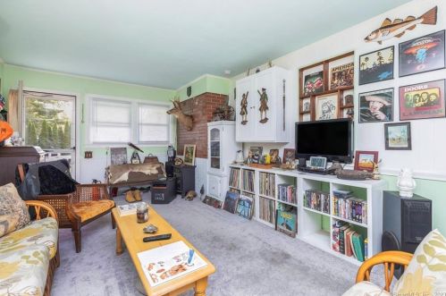 17 Shady Oak Dr, Enfield CT 06082-2311 exterior