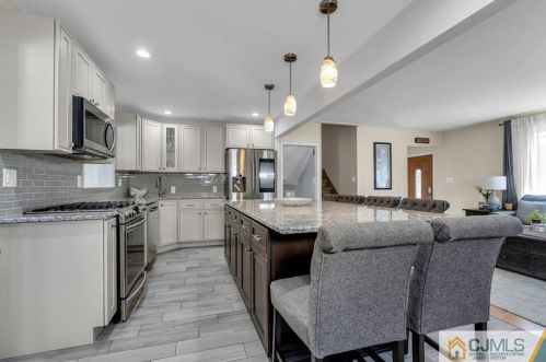 51 Stony Rd, Edison NJ 08817-3236 exterior