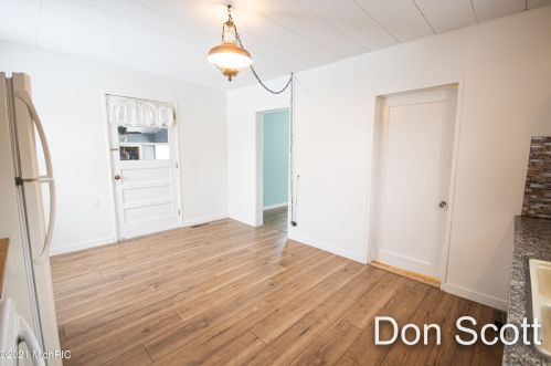 816 Spring St, Sylvan Beach MI 49461-1071 exterior